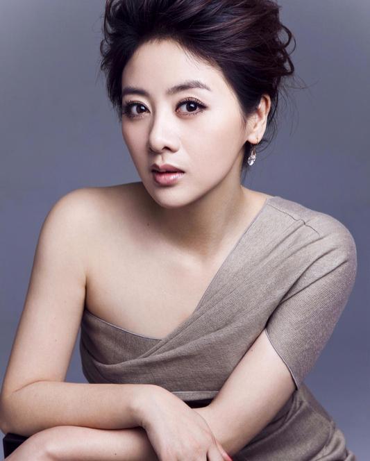 小李琳(原名李佳璘),1980年8月4日出生于湖北武汉,毕业于上海戏剧学院